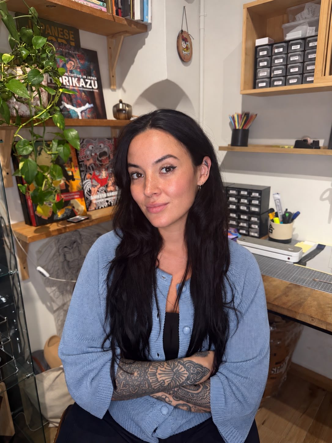 Andrea, tatuadora de Minka Tattoo, trabajando en el estudio