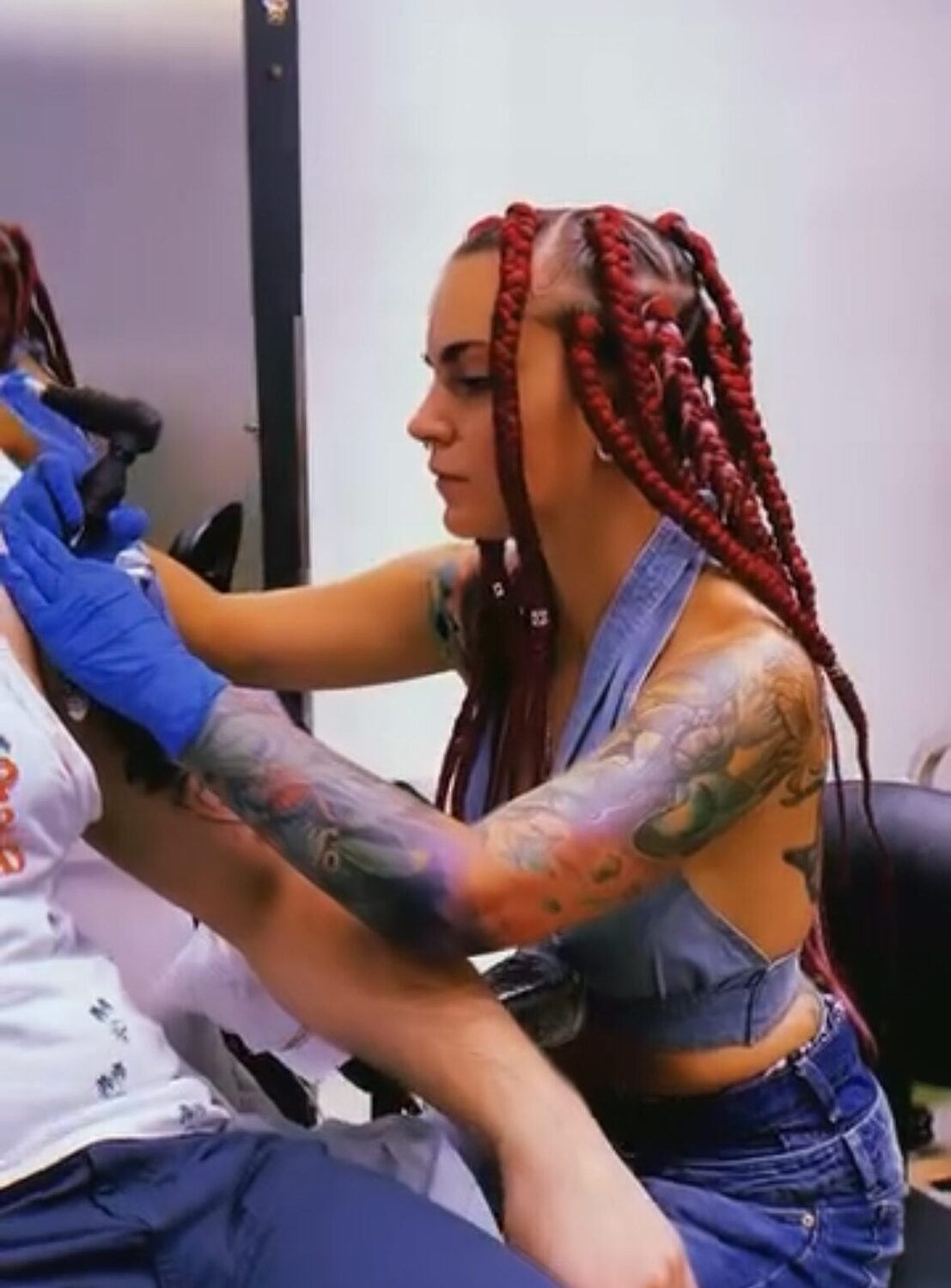 Damaris, tatuadora de Minka Tattoo, trabajando en el estudio