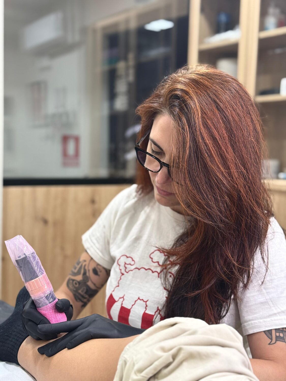Irene, tatuadora de Minka Tattoo, trabajando en el estudio