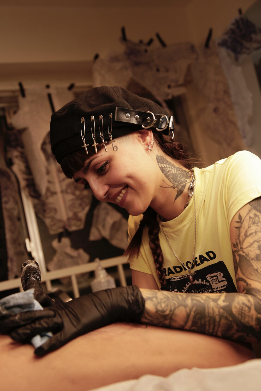 Margo, tatuadora de Minka Tattoo, trabajando en el estudio