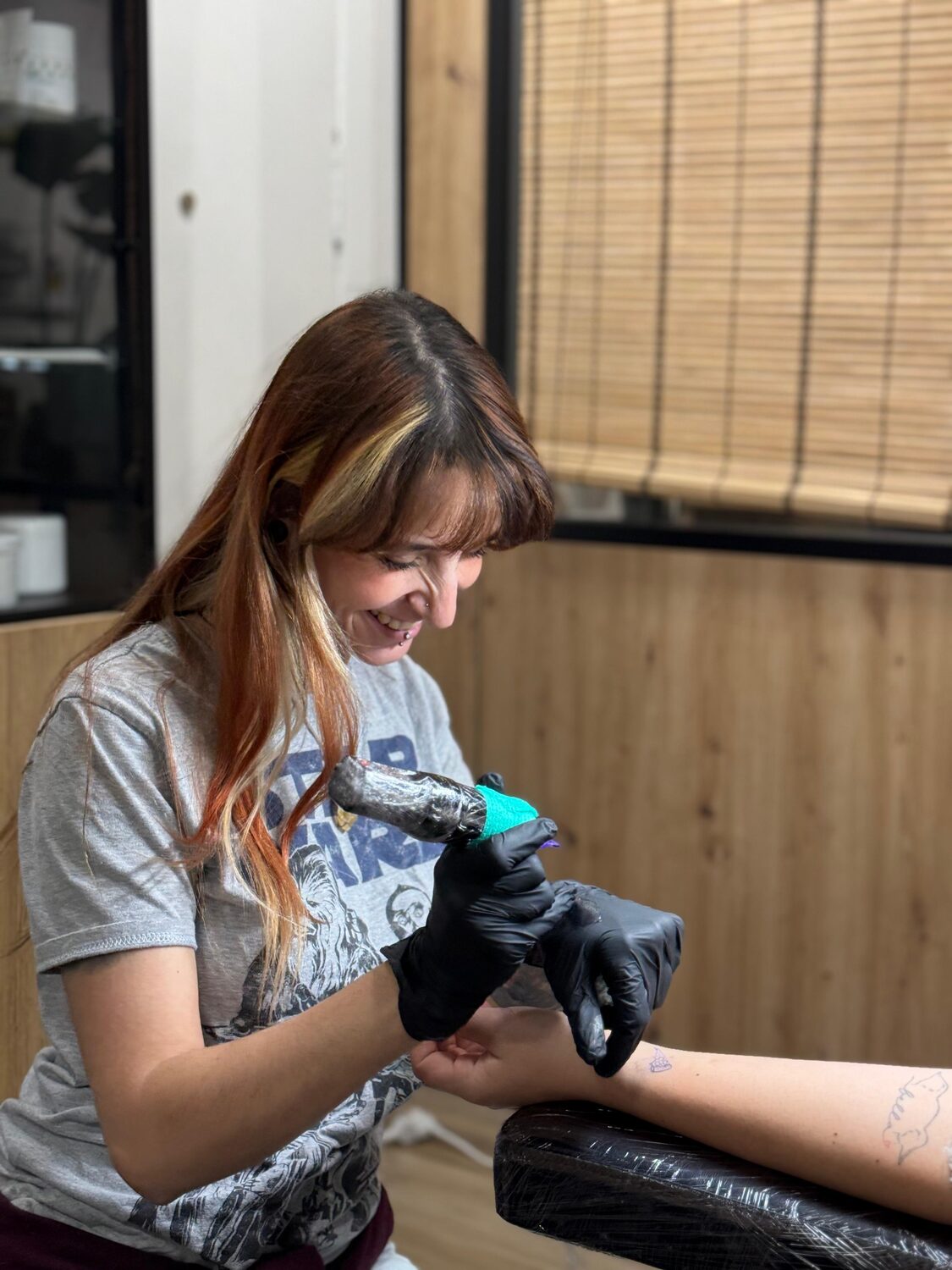 Marta, tatuadora de Minka Tattoo, trabajando en el estudio