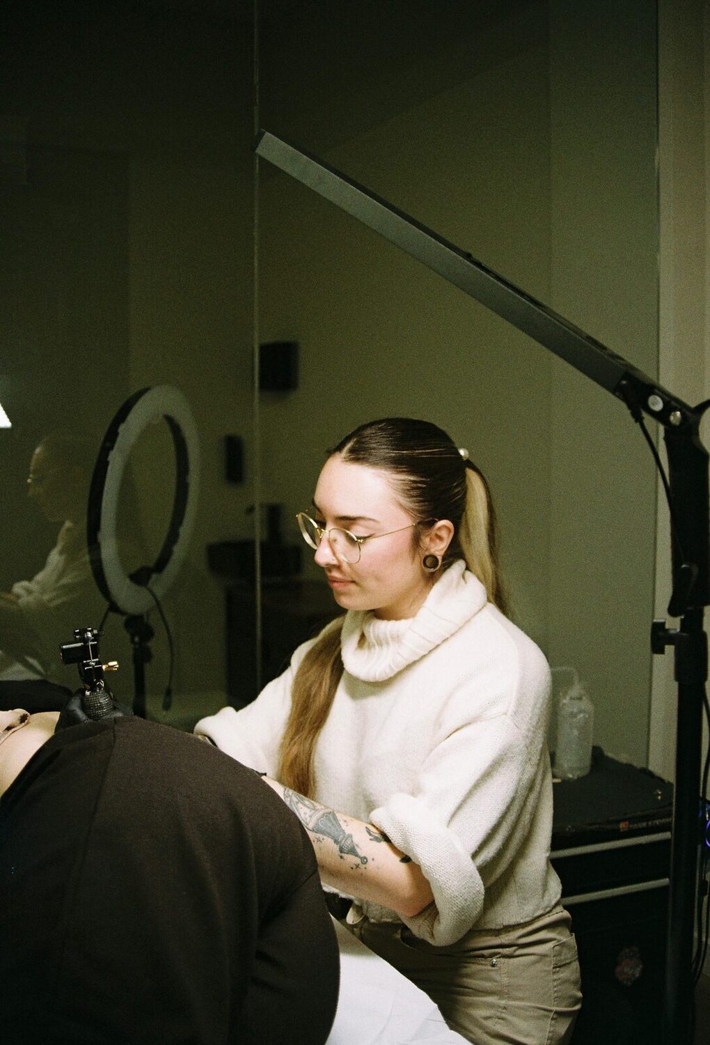 Nuky, tatuadora de Minka Tattoo, trabajando en el estudio