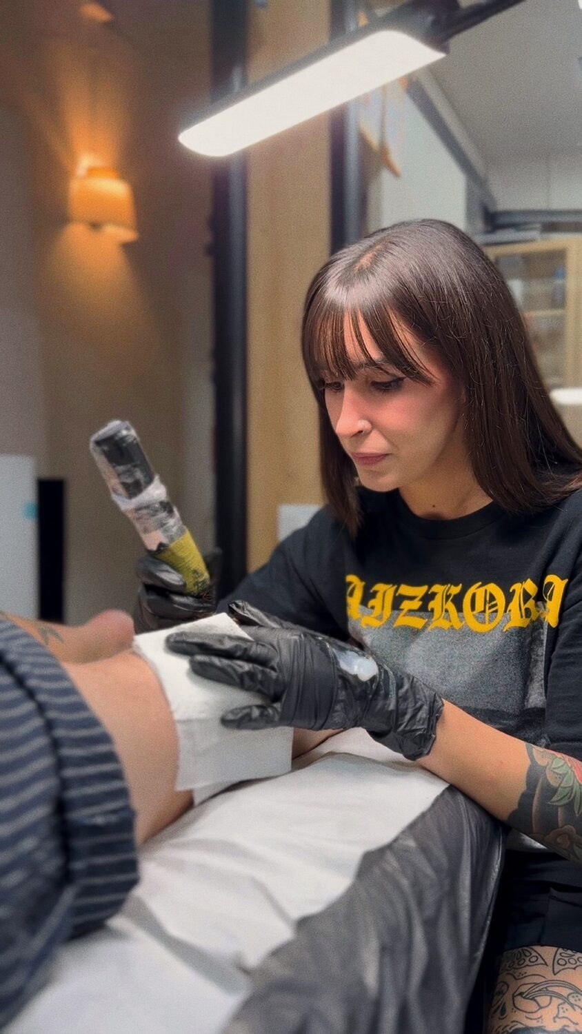 Raquel, tatuadora de Minka Tattoo, trabajando en el estudio