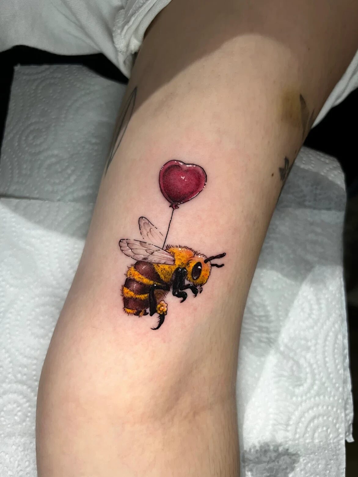 Abeja con globo en forma de corazón, tatuaje ilustrativo a color