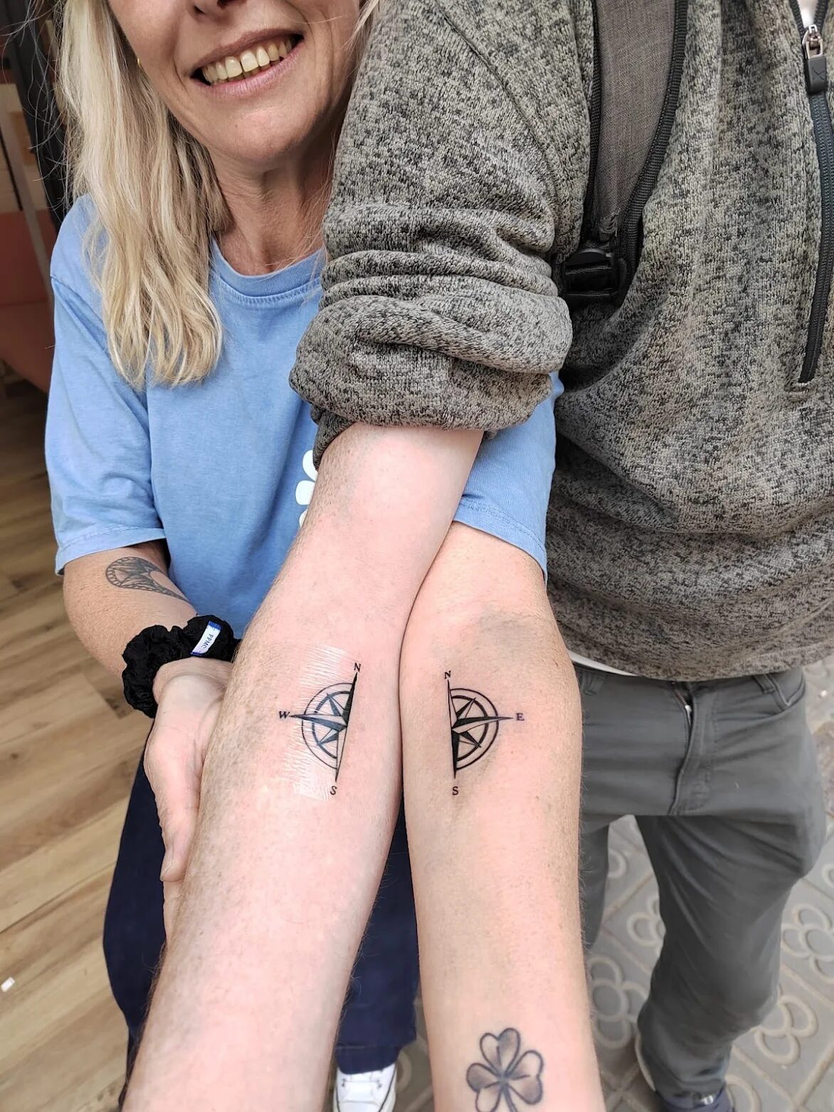 Tatuajes de brújula a juego en dos antebrazos