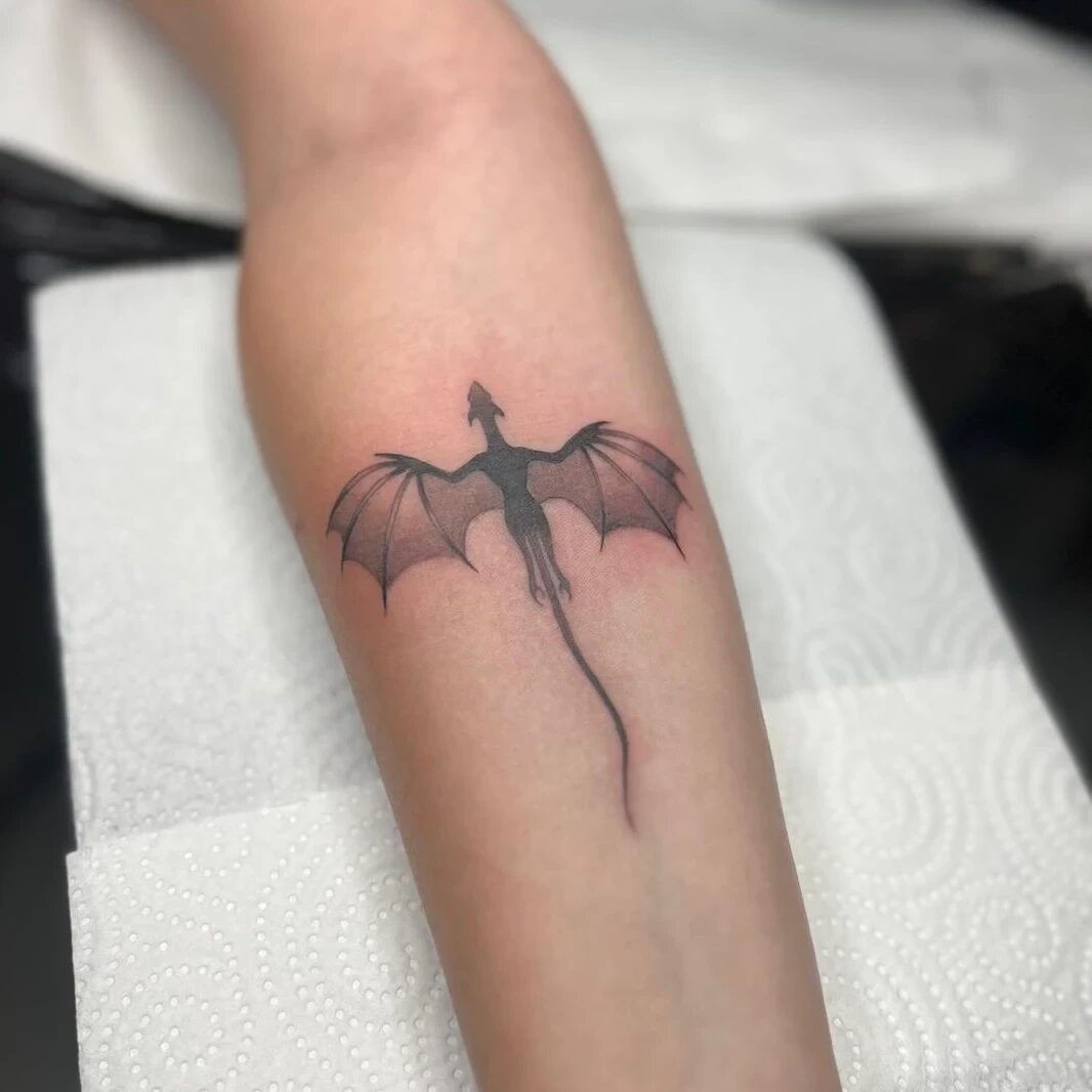 Dragón en línea fina en el antebrazo