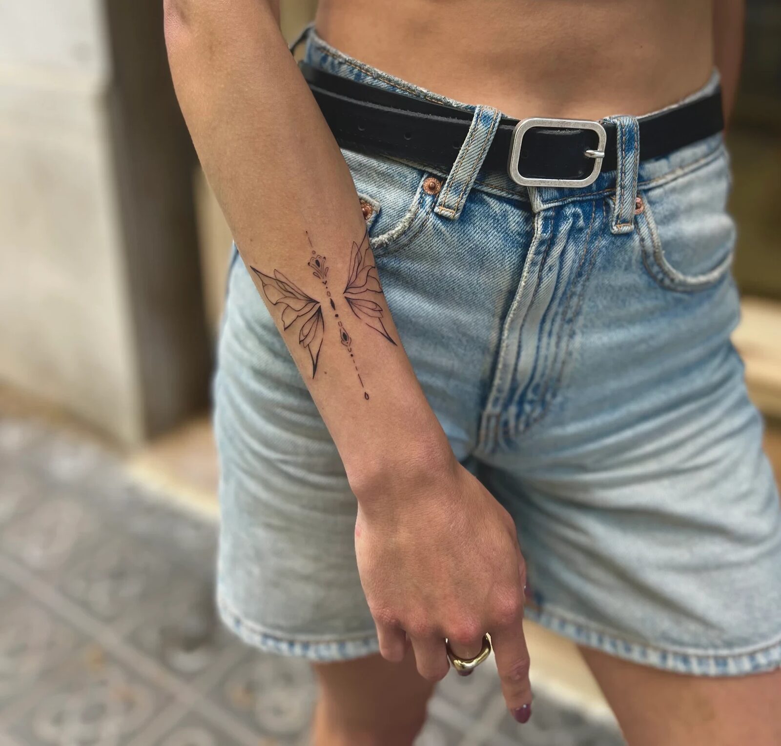 Insecto en línea fina cerca de la muñeca
