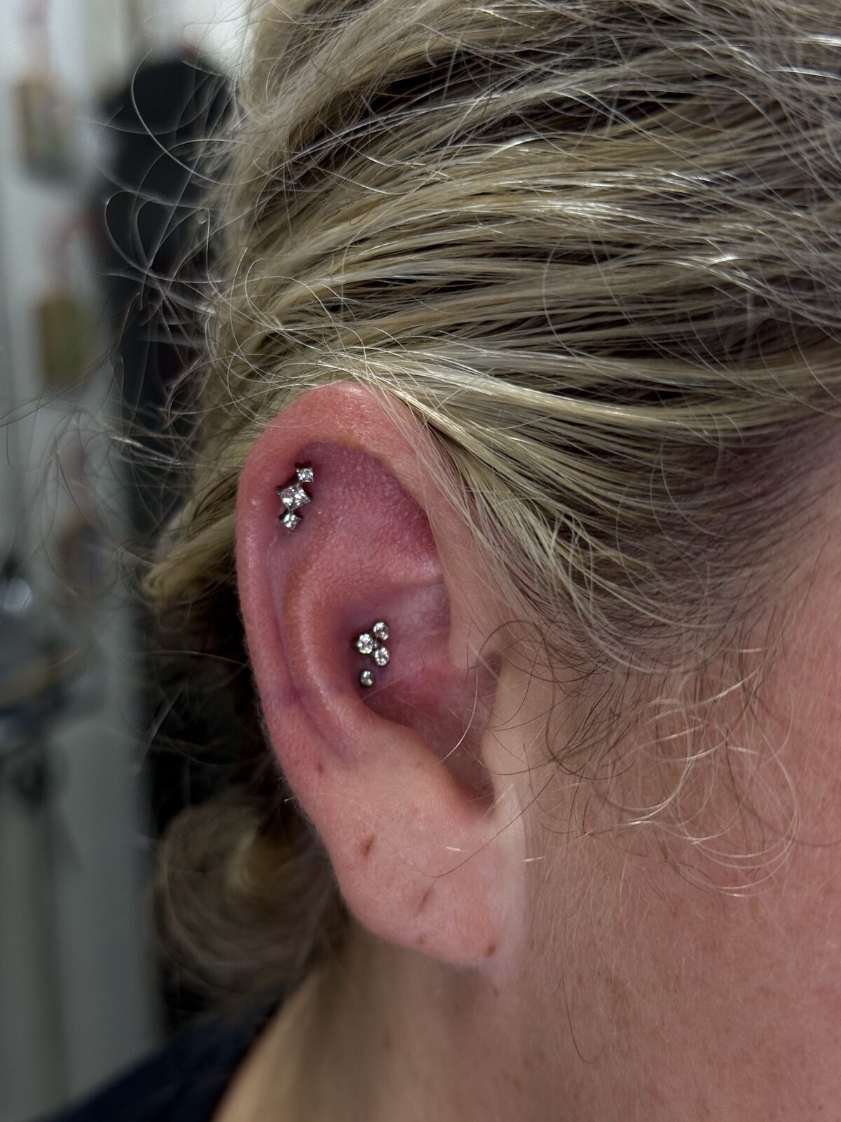 Doble piercing helix con joyas de tres circonitas