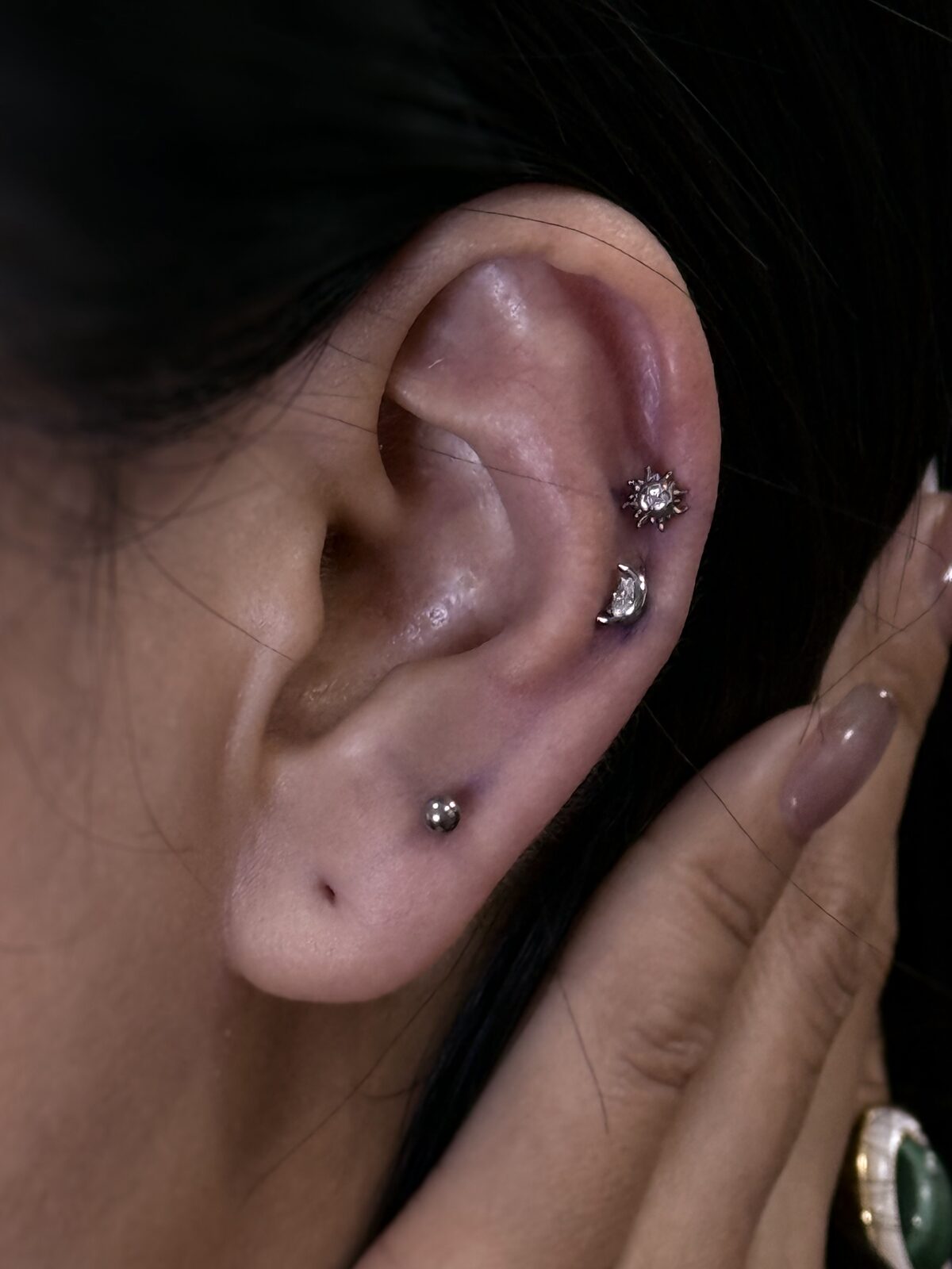Piercings en helix y lóbulo con joyas plateadas