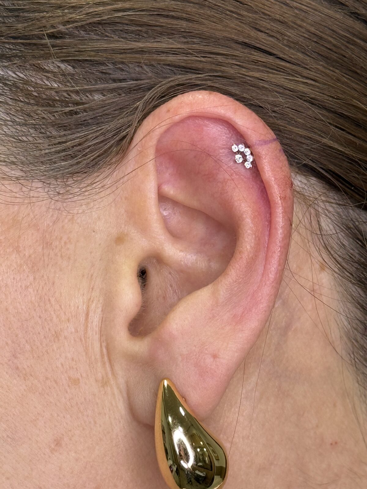 Piercing helix con trío de circonitas