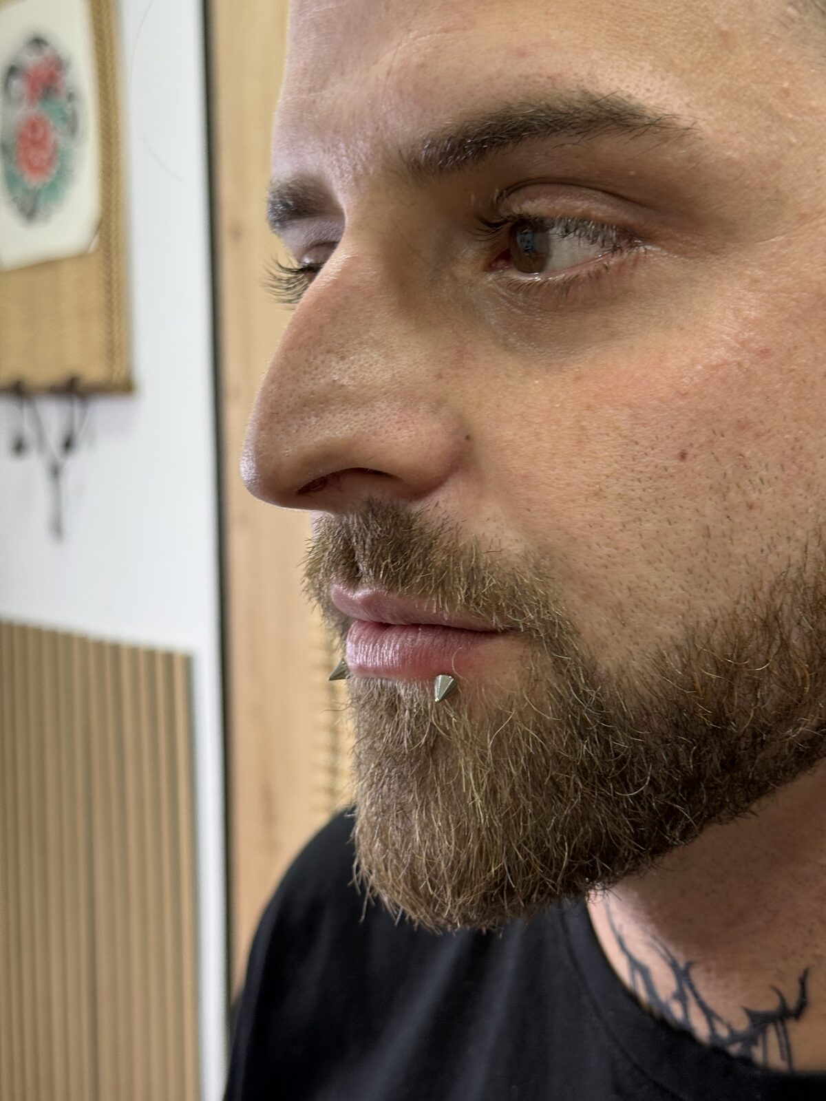 Piercing labret lateral con pincho