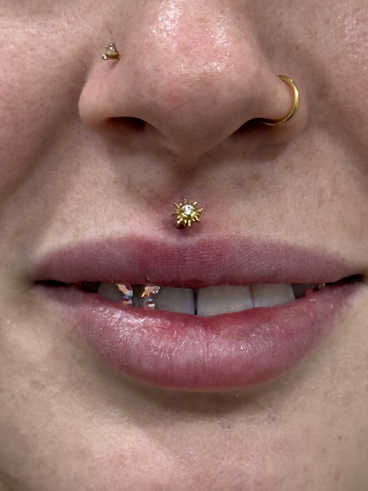 Piercing medusa, nostril y aro en la nariz