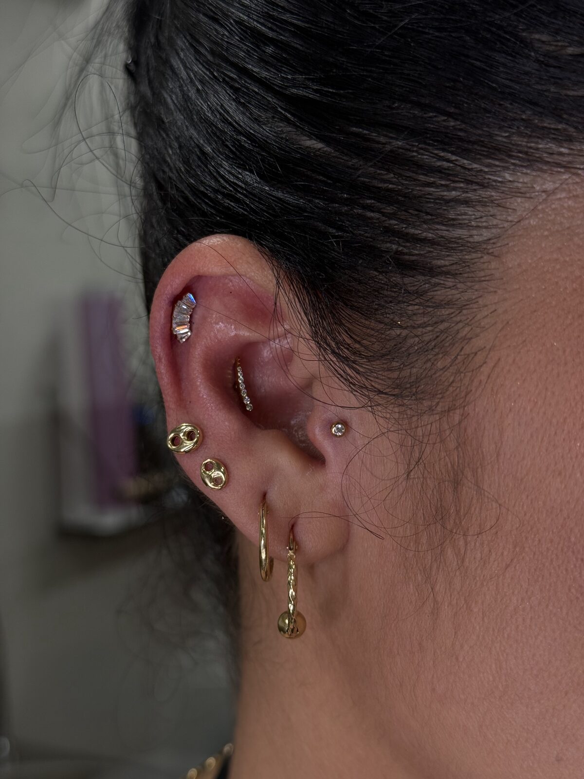 Oreja curada con helix, conch y lóbulos