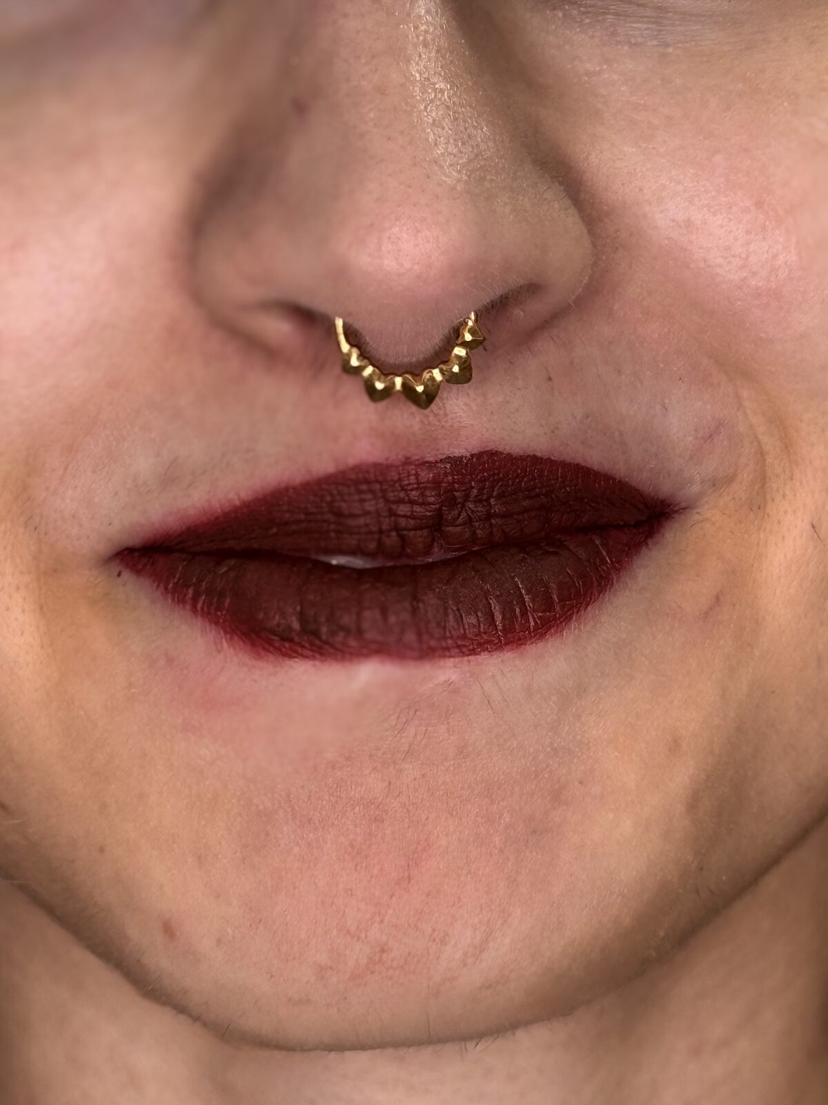 Piercing en el septum con clicker dorado