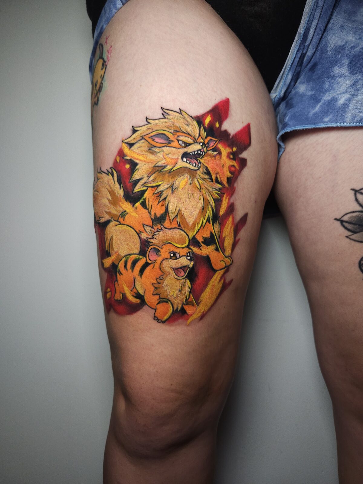 Arcanine y Growlithe de Pokémon a color en el muslo