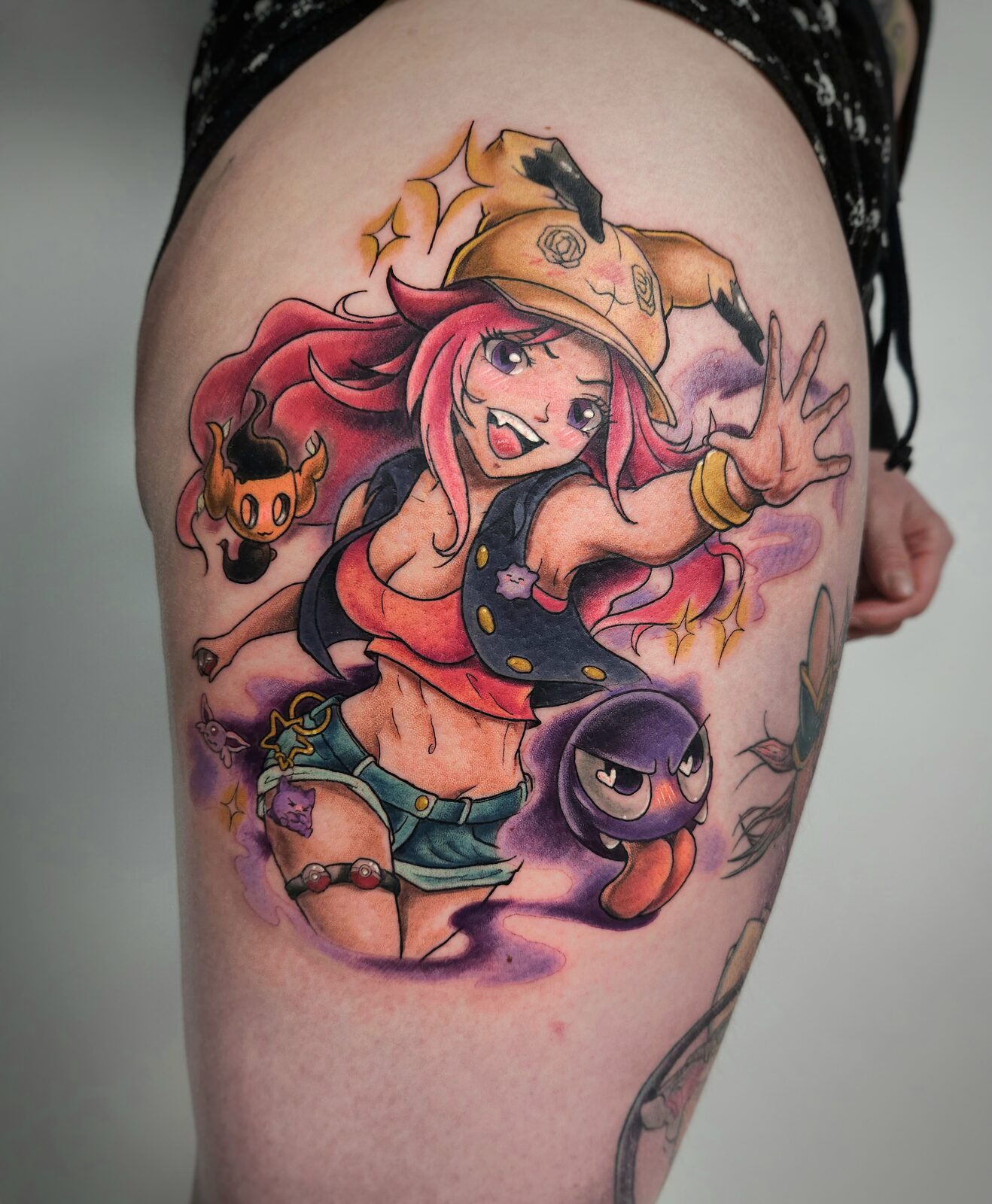 Chica anime de pelo rosa con fantasmas morados en el muslo