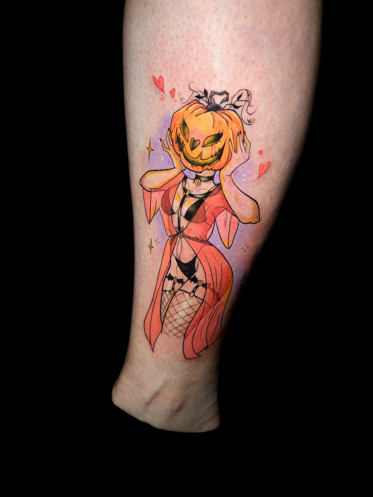 Chica con cabeza de calabaza y kimono rosa, tatuaje de Halloween en la pierna