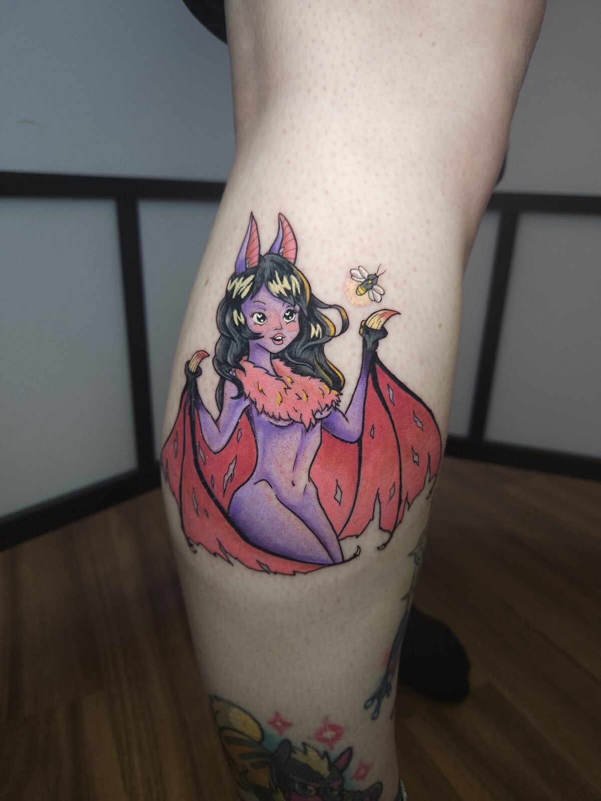 Chica demonio con alas de murciélago a color en la pierna