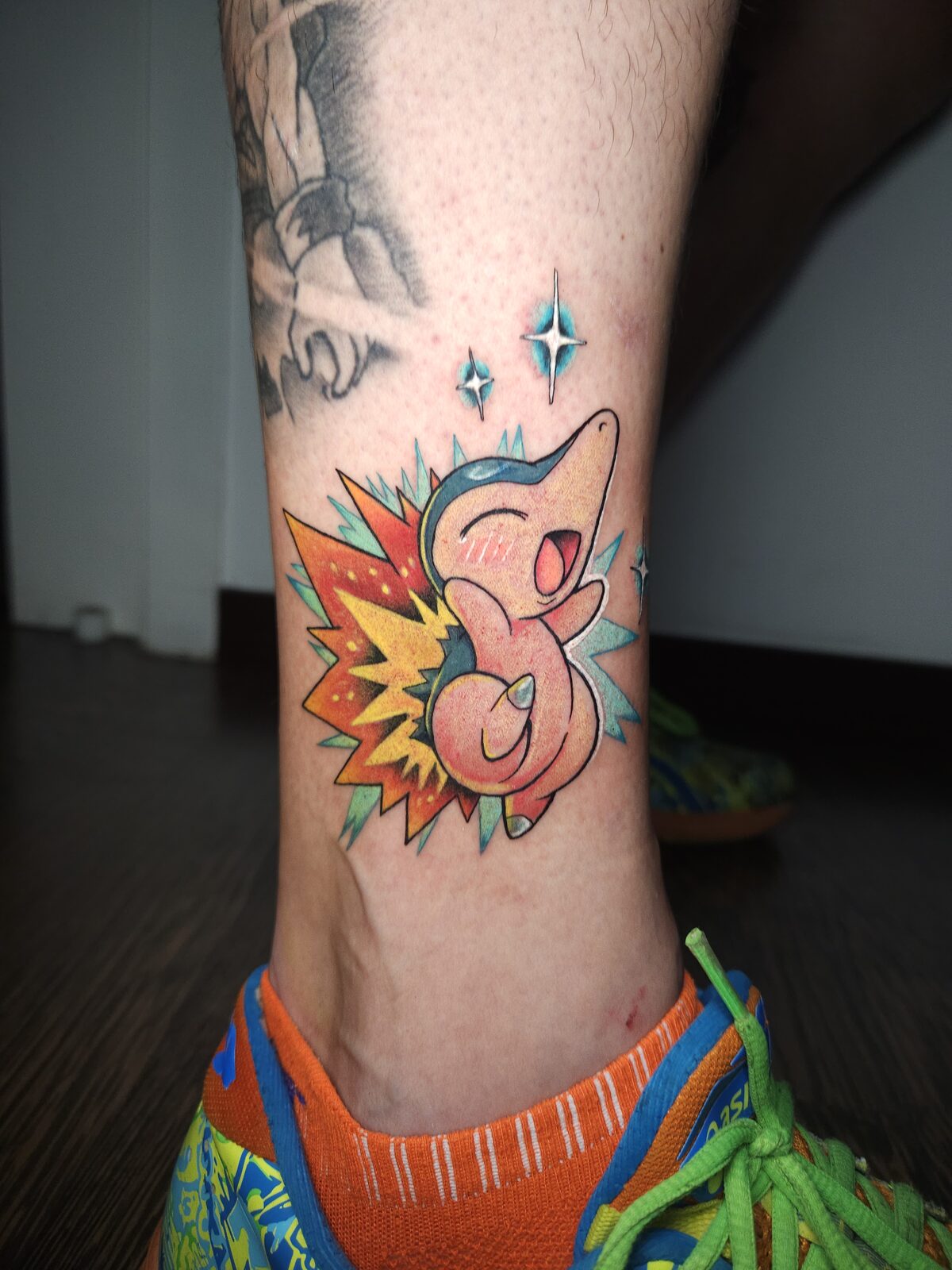 Cyndaquil de Pokémon a color en la pierna