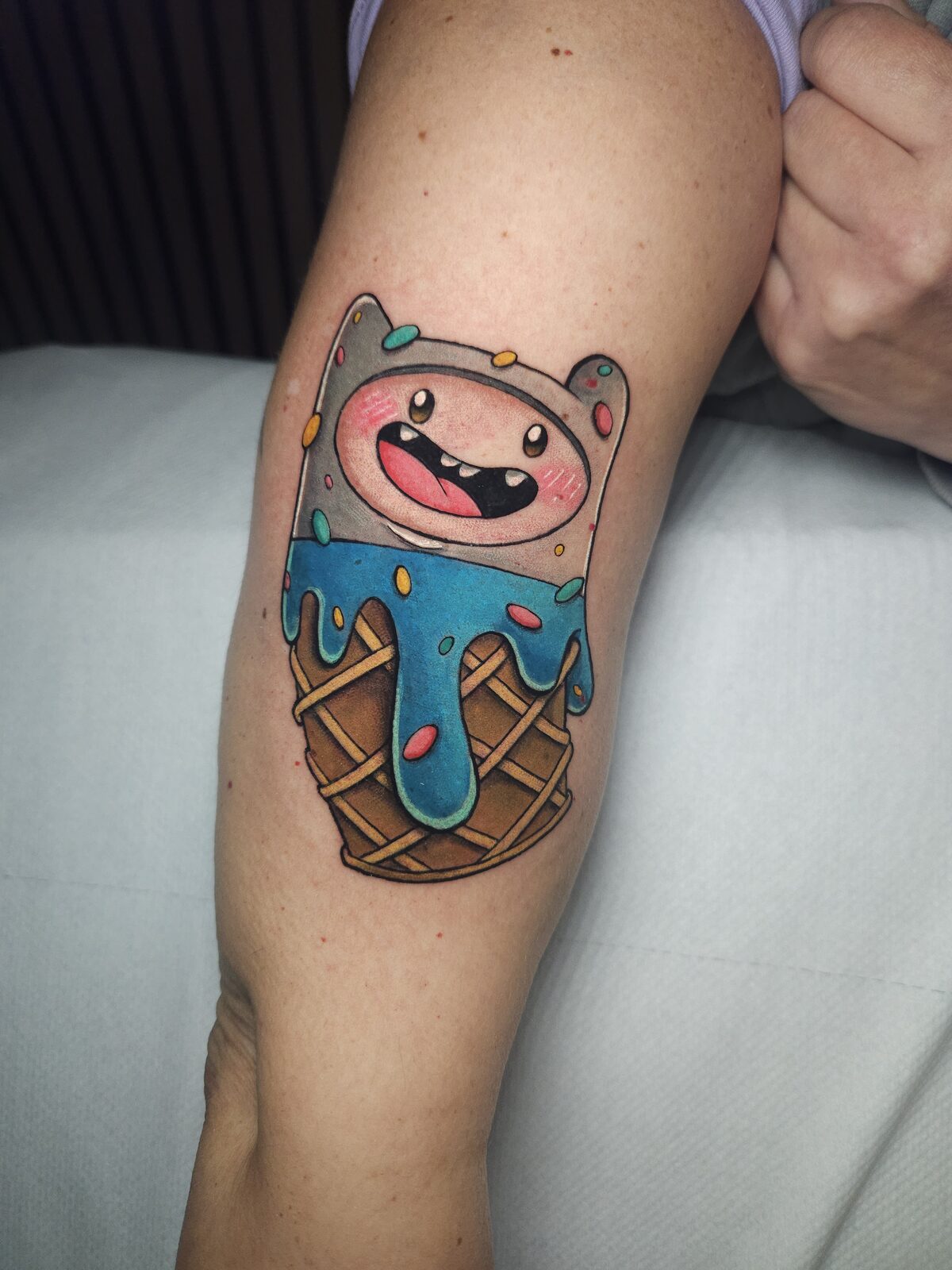 Finn de Hora de Aventuras como helado en el brazo