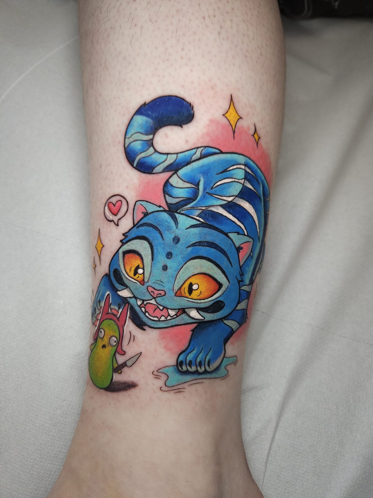 Gato azul a rayas a color sobre el tobillo