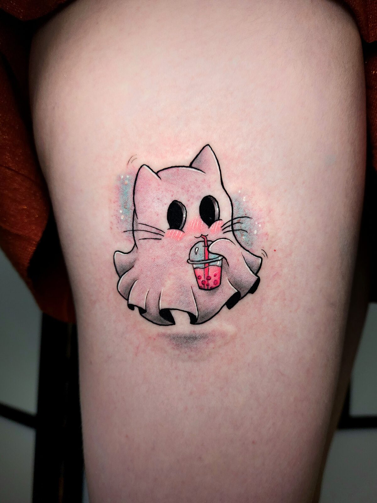 Gato fantasma con bubble tea en el muslo