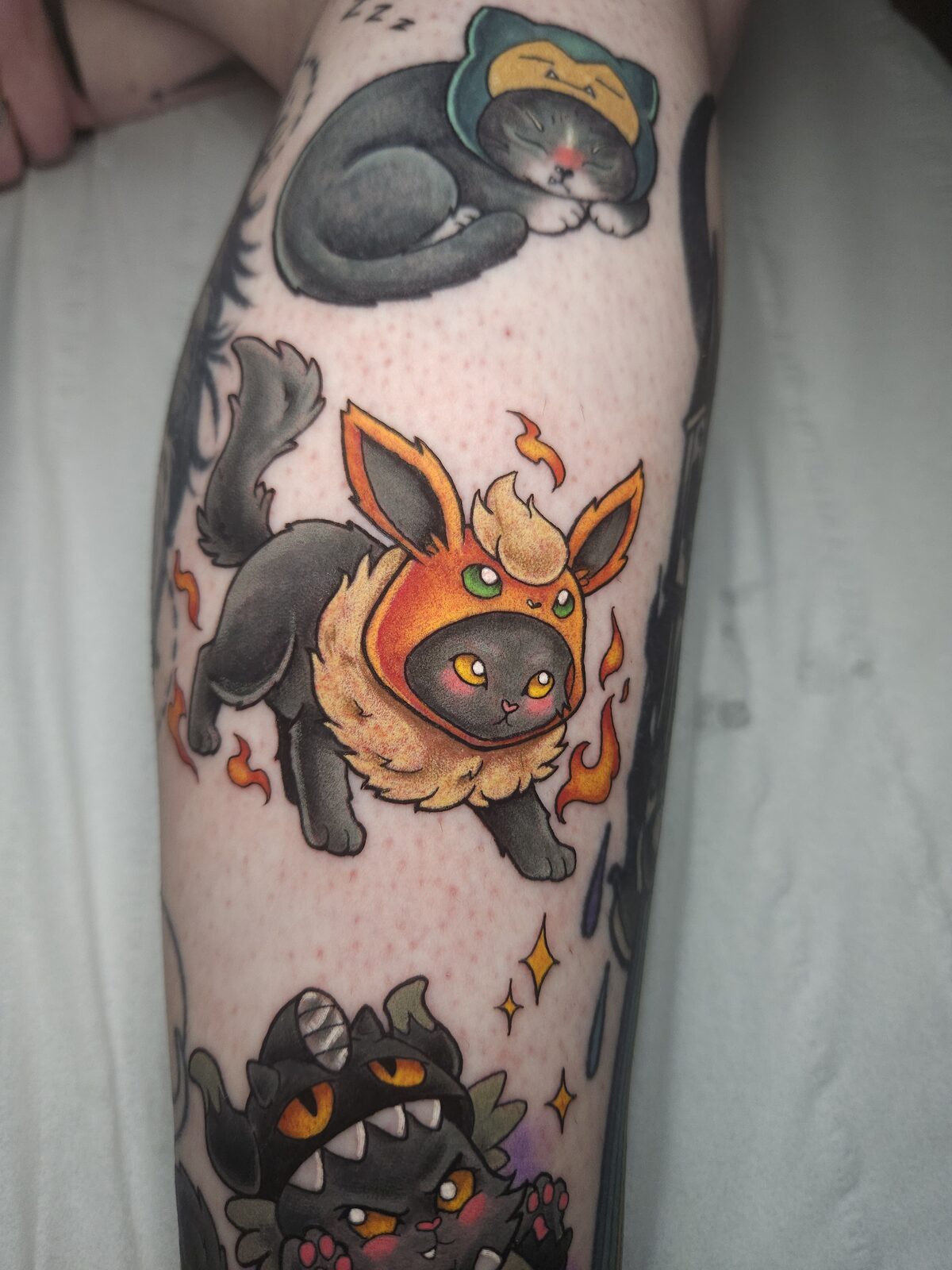Serie de gatos disfrazados de Pokémon en la pierna