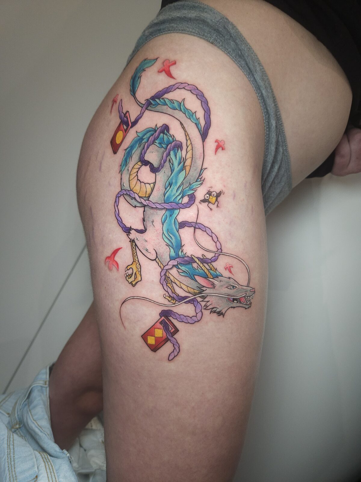 Haku en forma de dragón de El viaje de Chihiro en el muslo