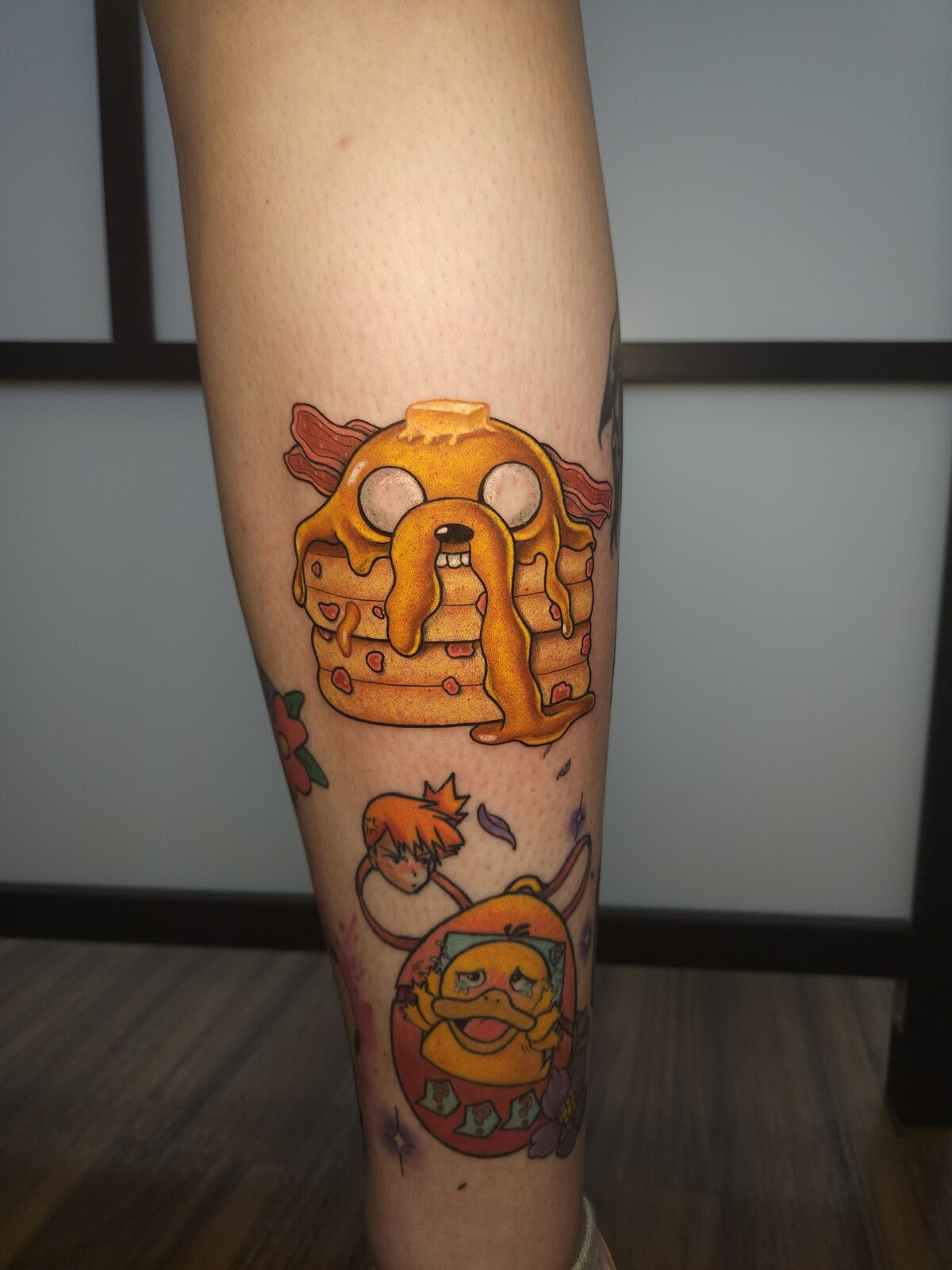 Jake de Hora de Aventuras convertido en tortitas en la pierna