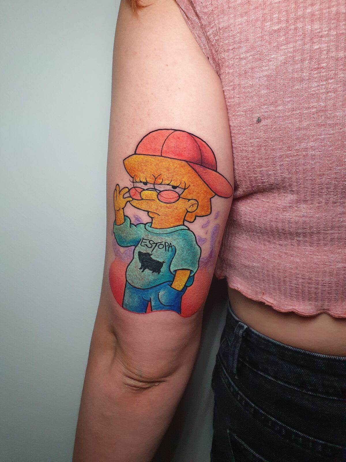 Lisa Simpson con gorra a color en el brazo