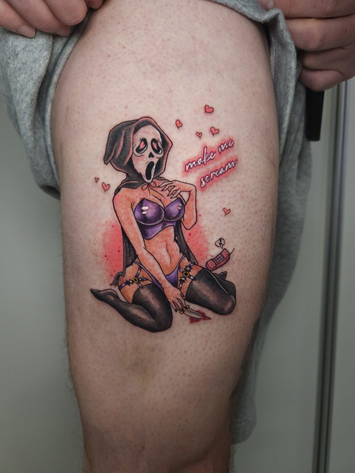 Pin-up con la máscara de Ghostface de Scream en el muslo