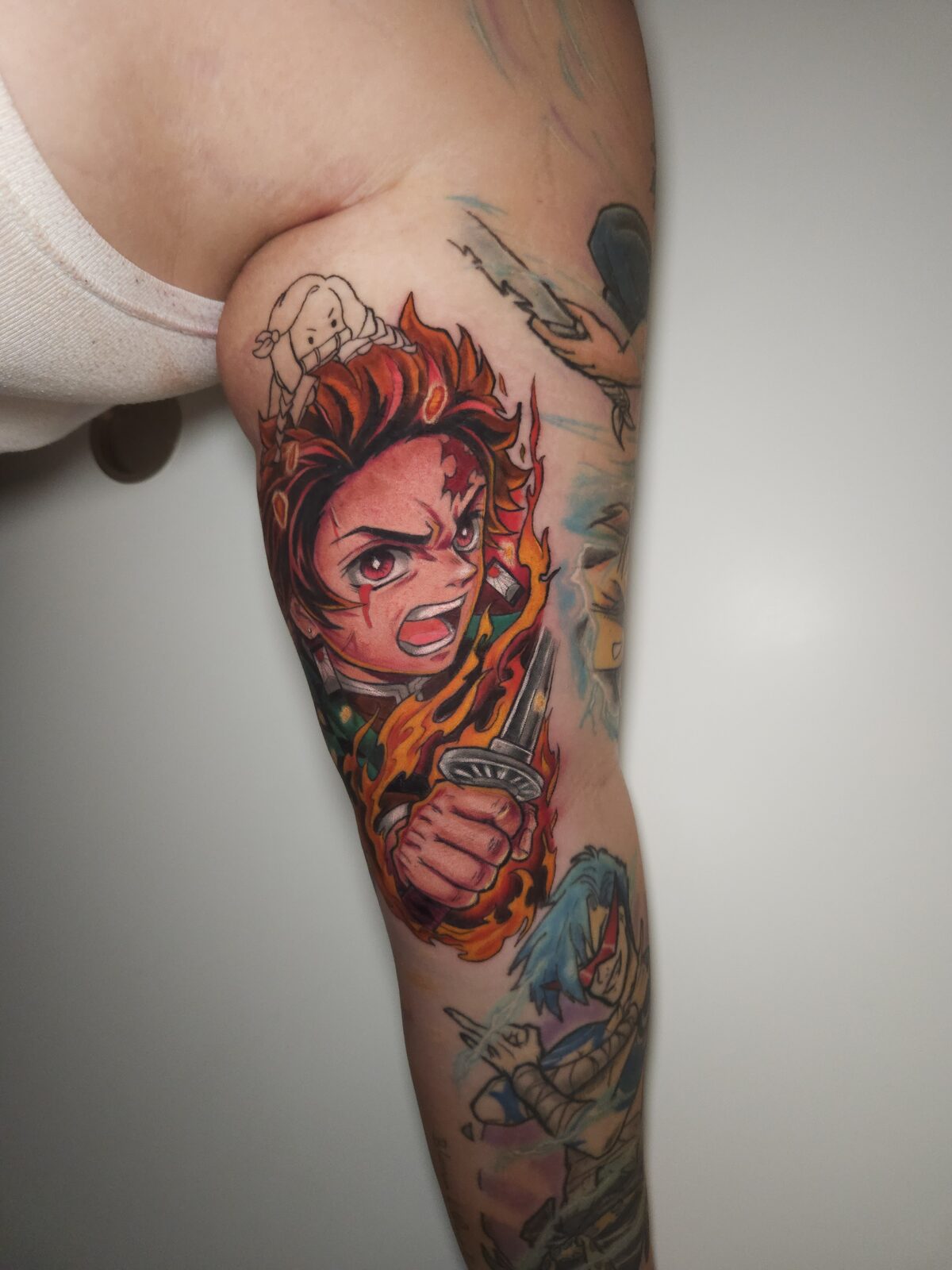 Tanjiro de Kimetsu no Yaiba a color en el brazo