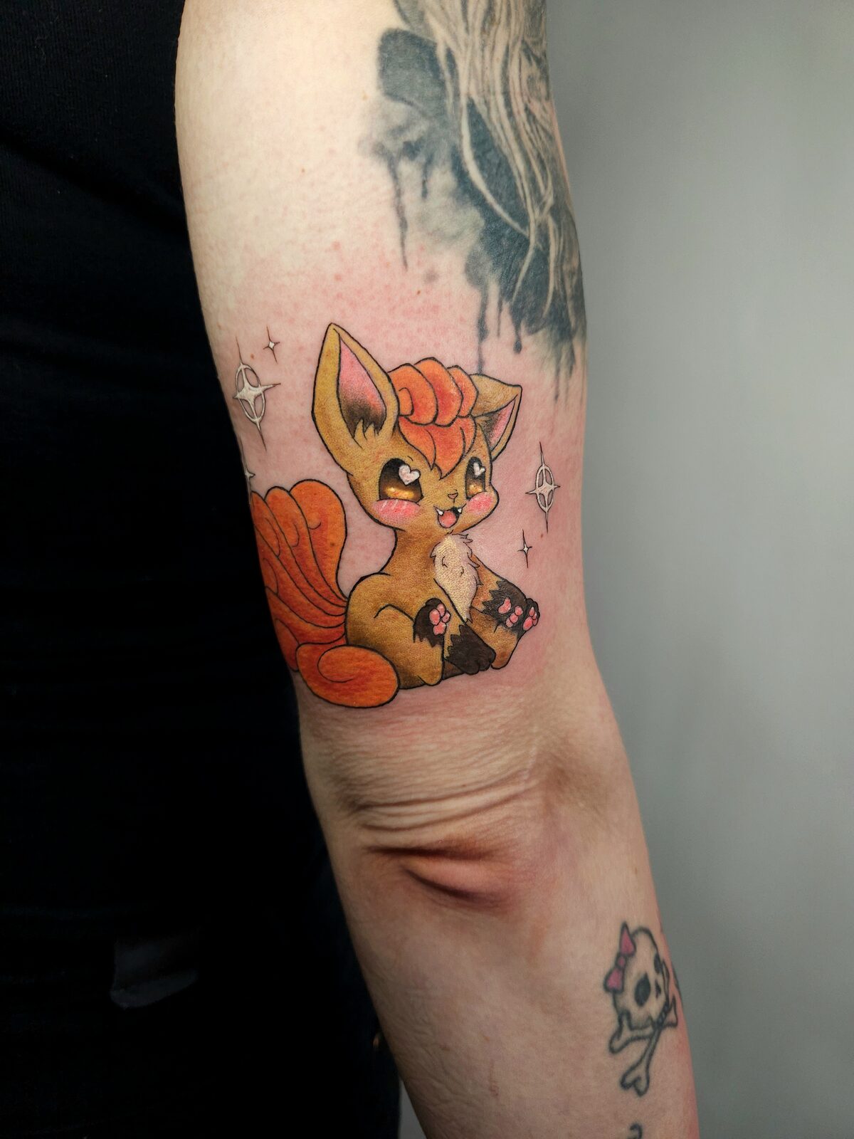 Vulpix de Pokémon en estilo kawaii a color en el brazo