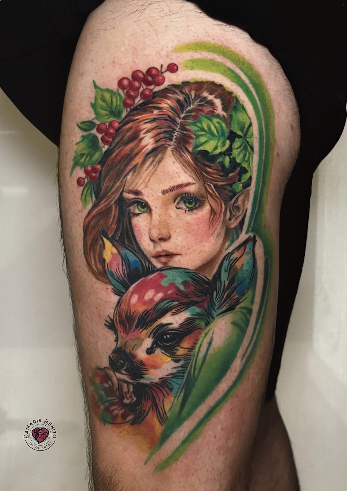 Chica con hojas, bayas rojas y cervatillo a color en la pierna