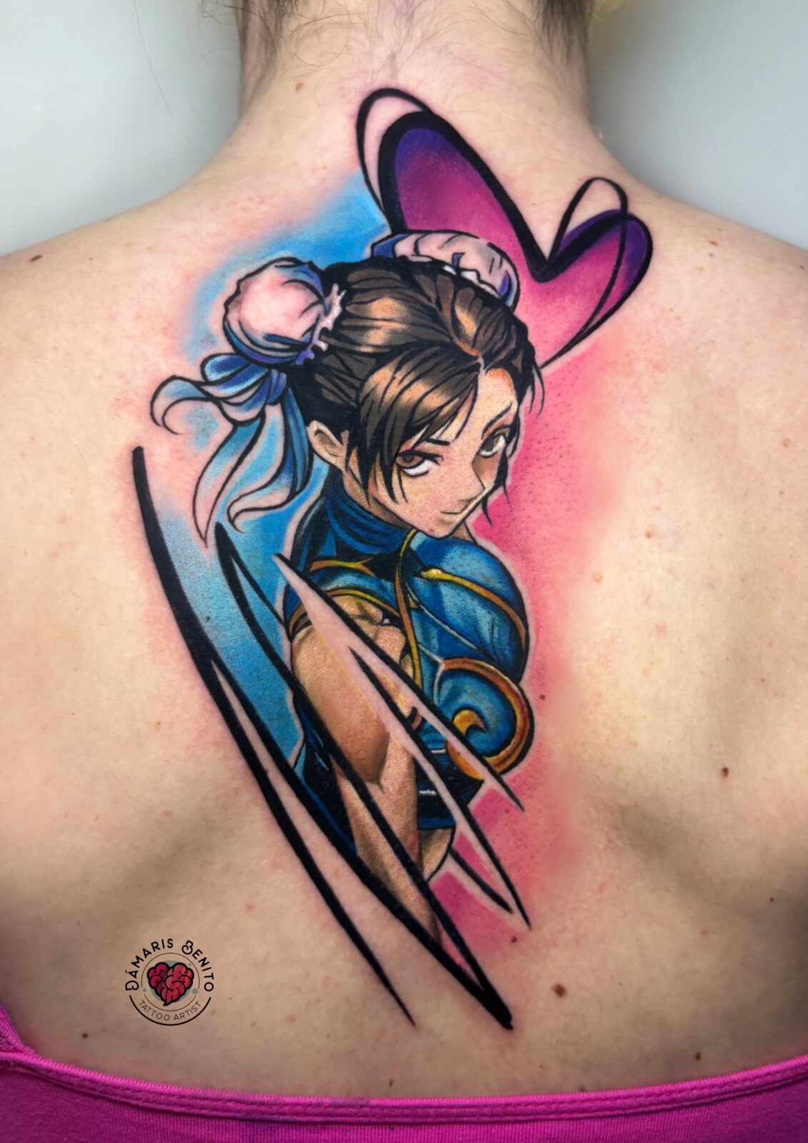 Chun-Li de Street Fighter con corazón rosa en la espalda