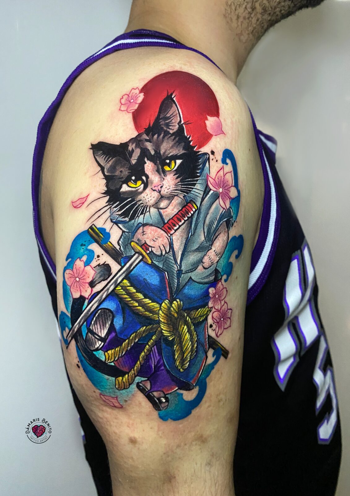 Gato samurái con katana y flores de cerezo en el hombro