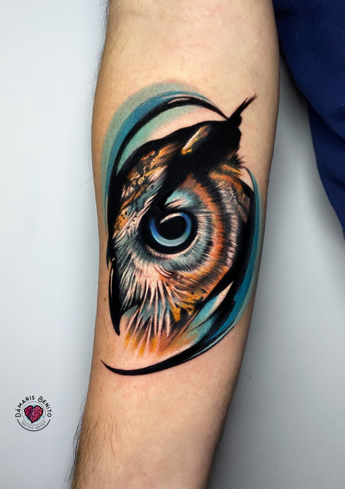 Ojo de búho a color en el antebrazo