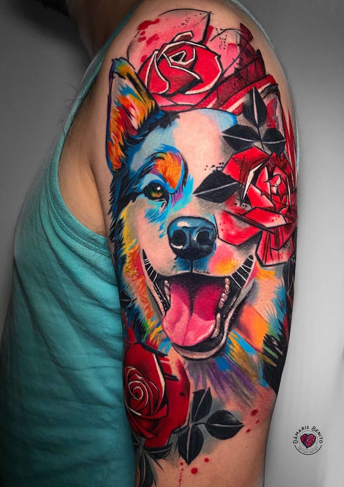 Perro con rosas rojas a color en el brazo