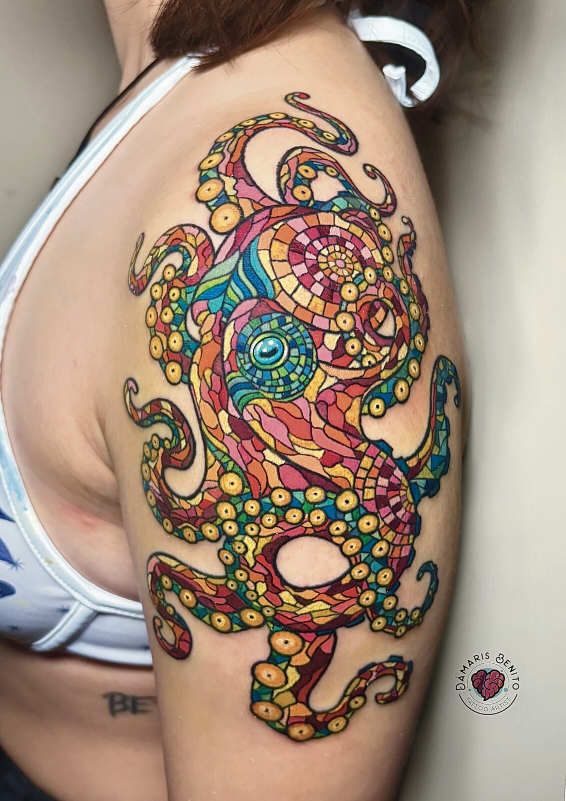 Pulpo de trencadís inspirado en Gaudí a color en el hombro