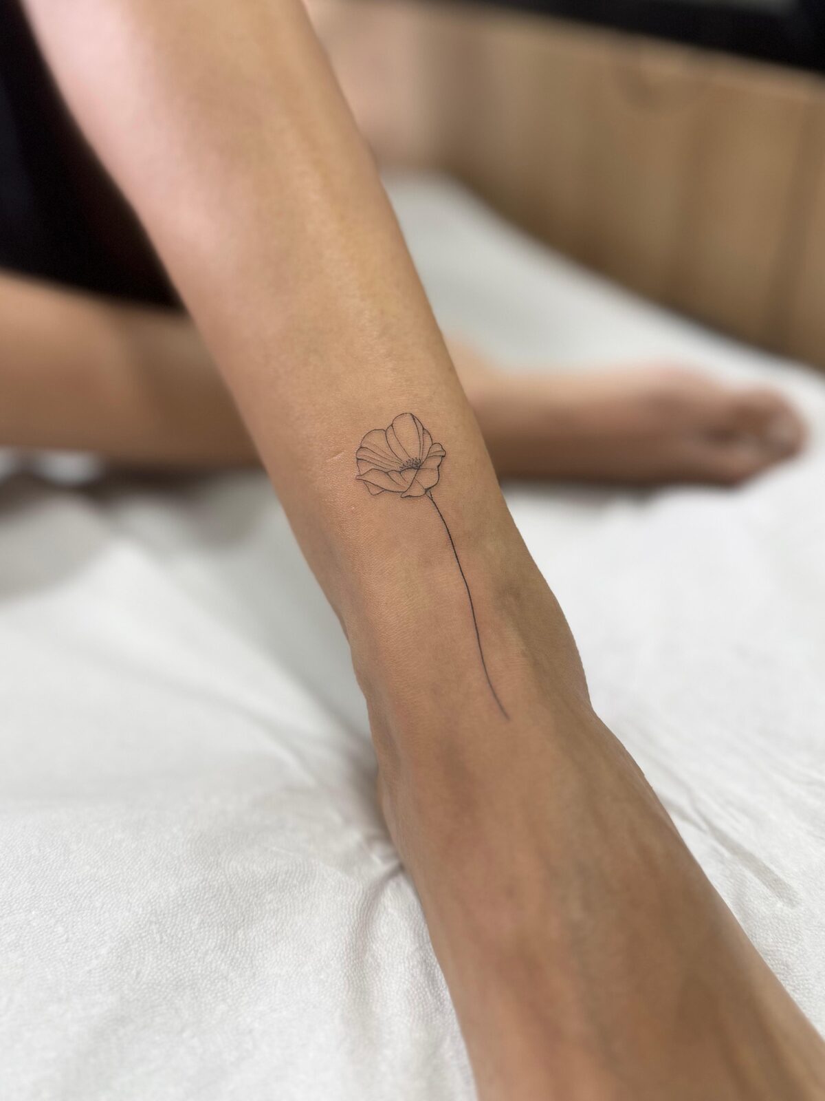 Amapola en línea fina en el antebrazo