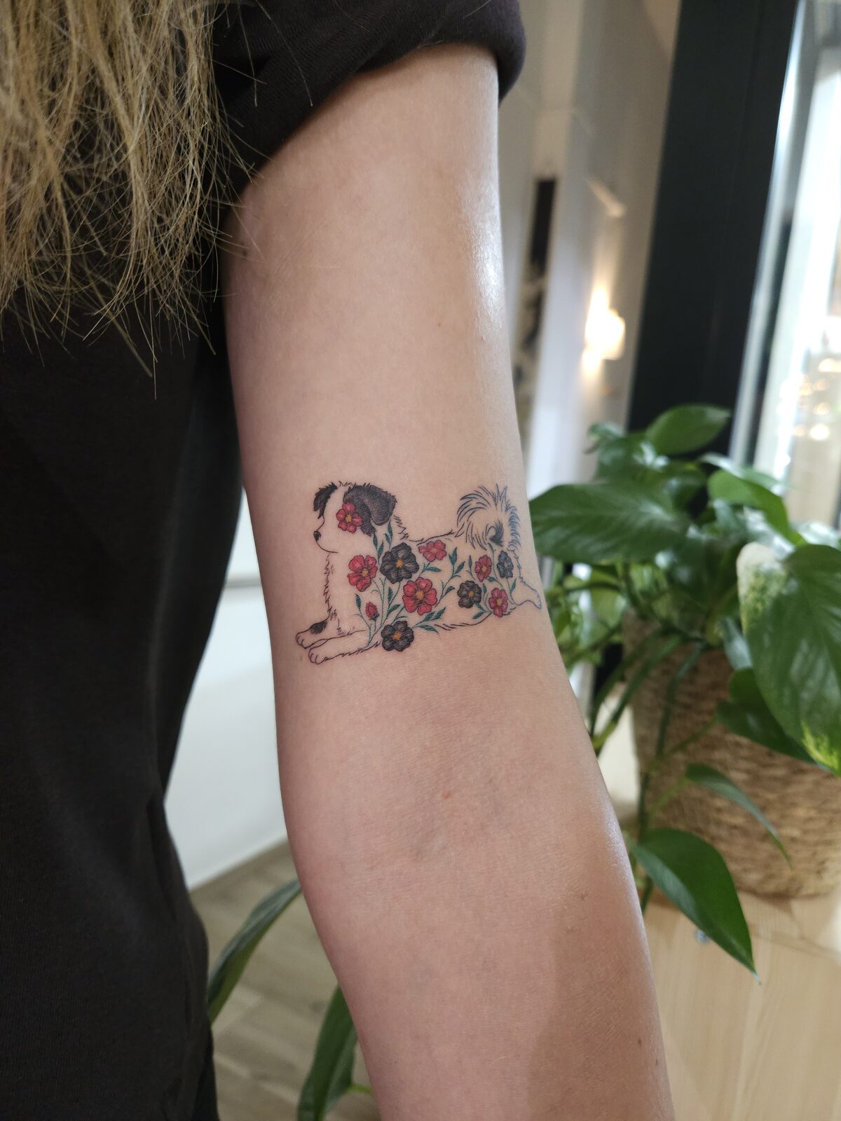 Perro con estampado de flores en el brazo