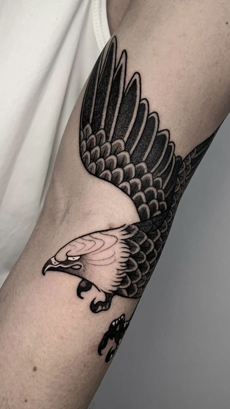 Águila en blackwork en el brazo