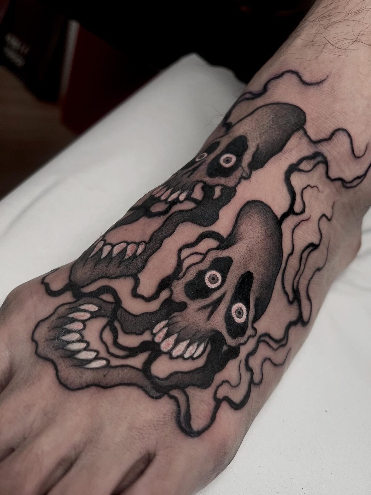 Calaveras y humo en negro sobre el empeine