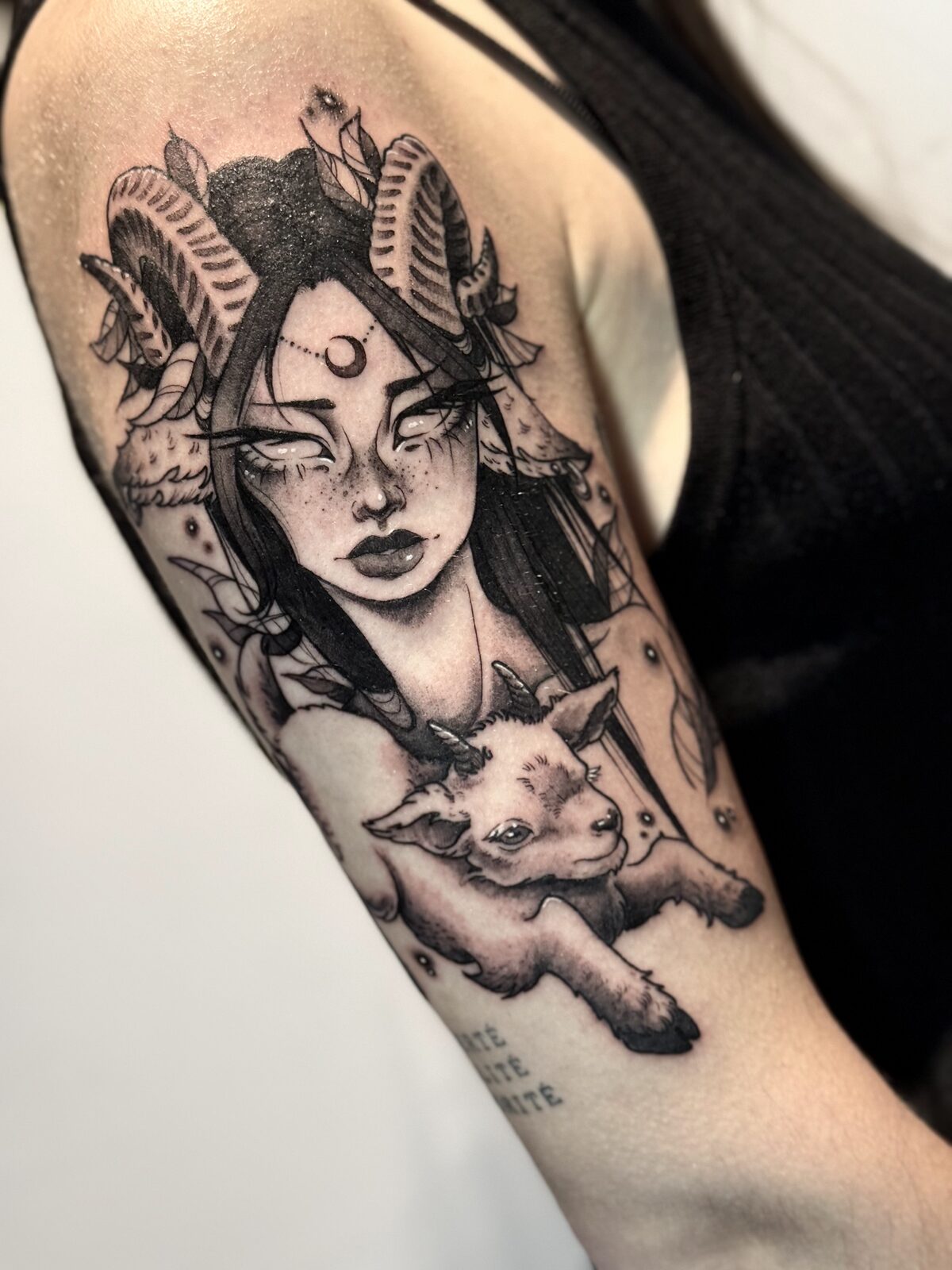 Chica con cuernos de carnero y cordero en el brazo