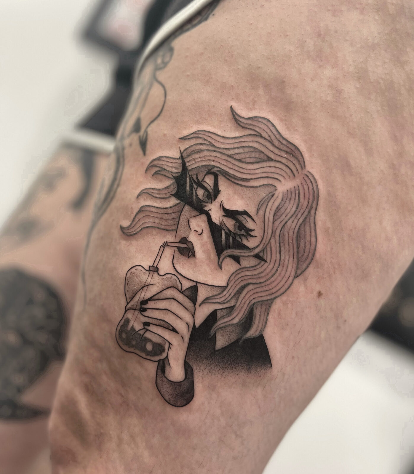 Chica con maquillaje de estrella bebiendo con pajita, tatuaje ilustrativo