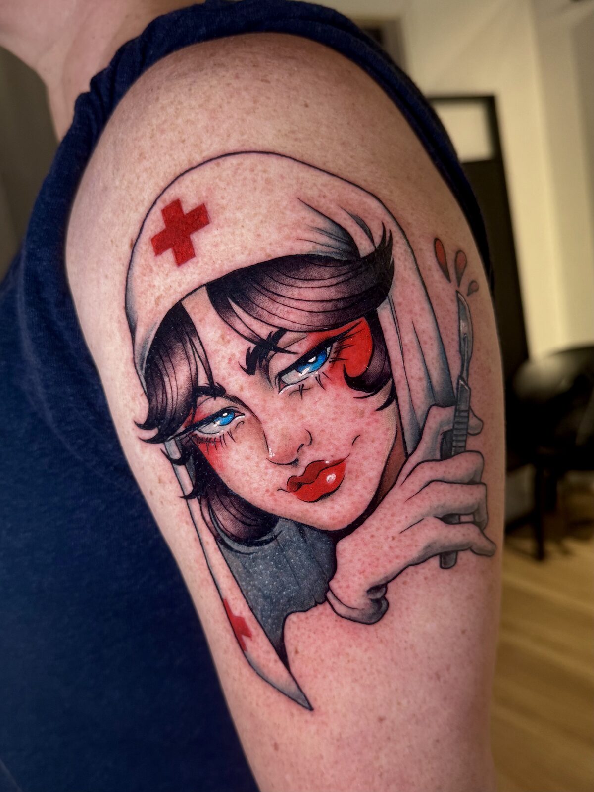 Enfermera ilustrativa con detalles en rojo en el brazo