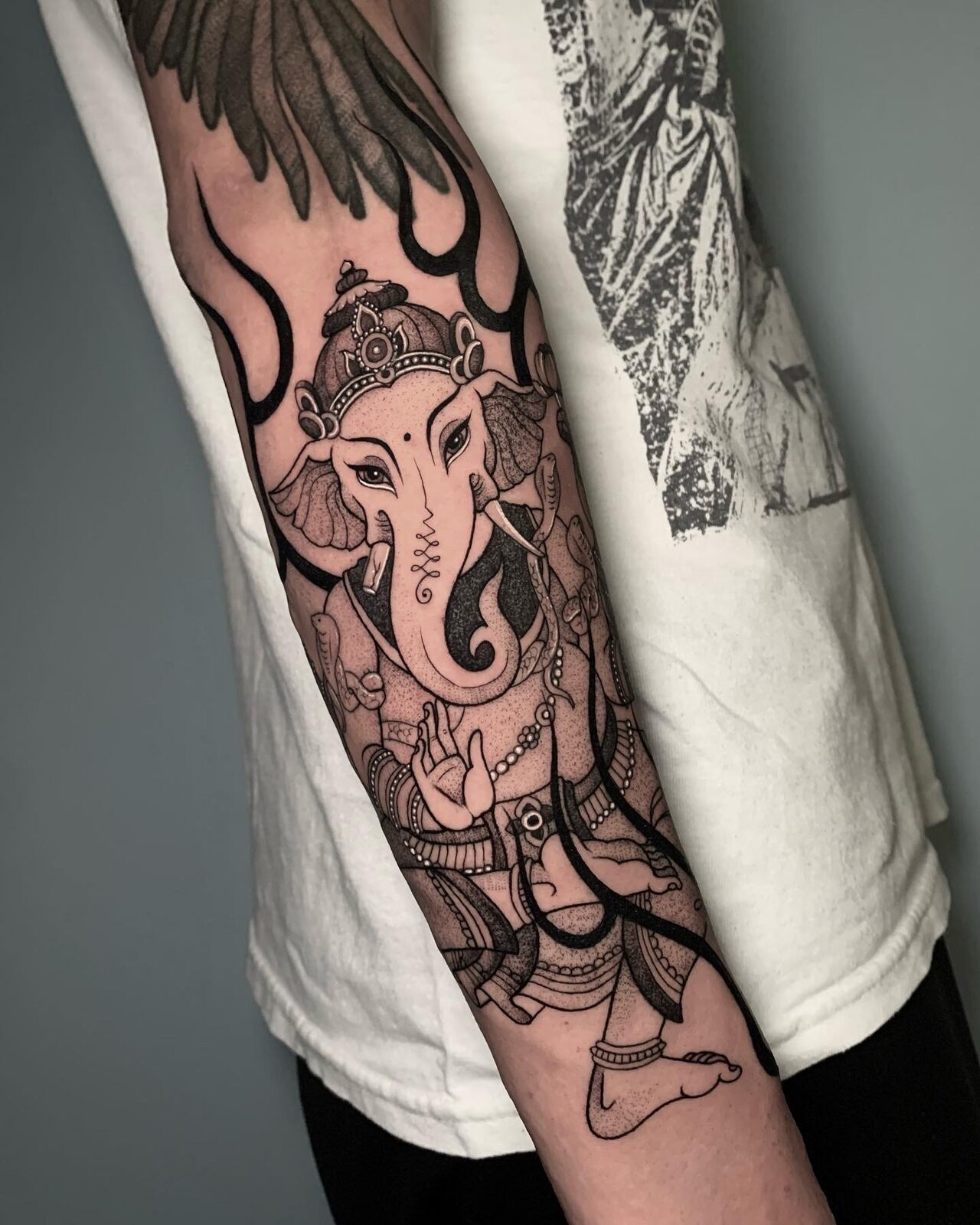 Ganesha con llamas en blackwork en el antebrazo