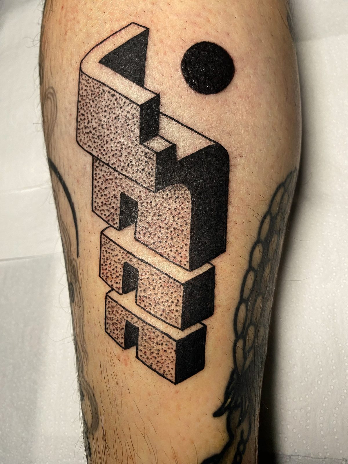 Letras geométricas en 3D con punteado y círculo negro en la pierna