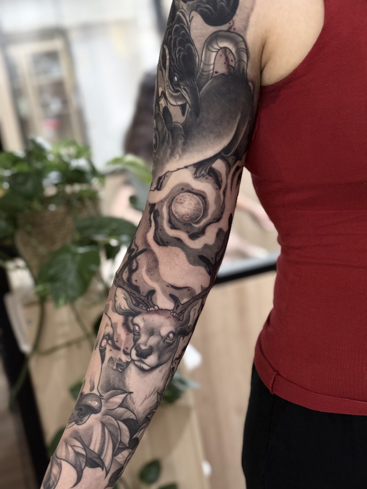 Manga en negro y grises con cervatillo y rosas