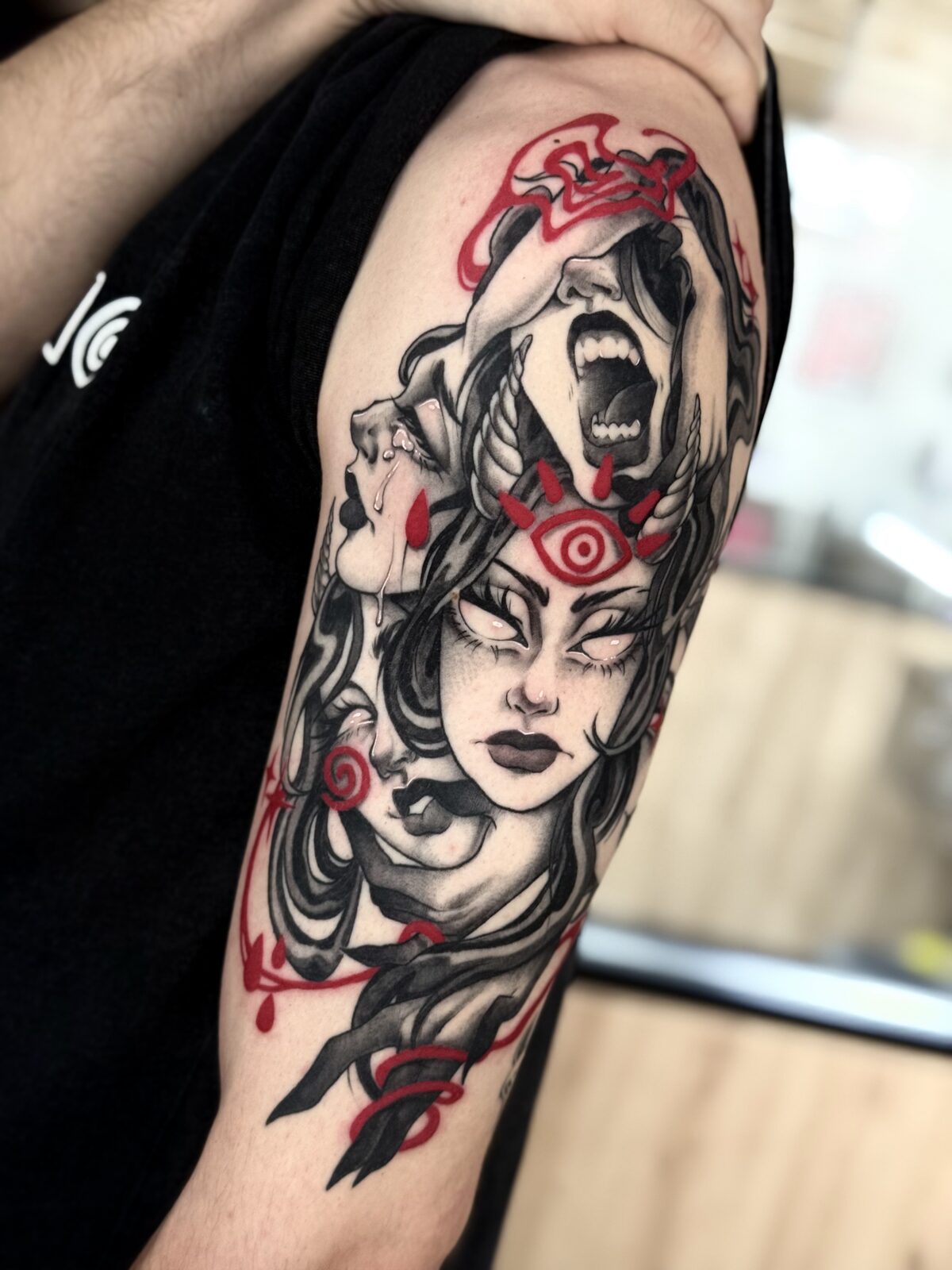 Rostros de mujer gritando con detalles en rojo en el brazo
